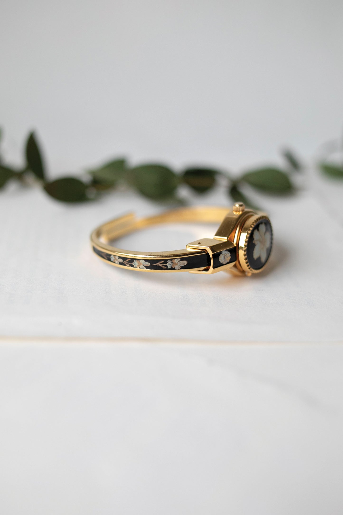 True Vintage: White Hibiscus (Peek-a-boo Flip Watch)