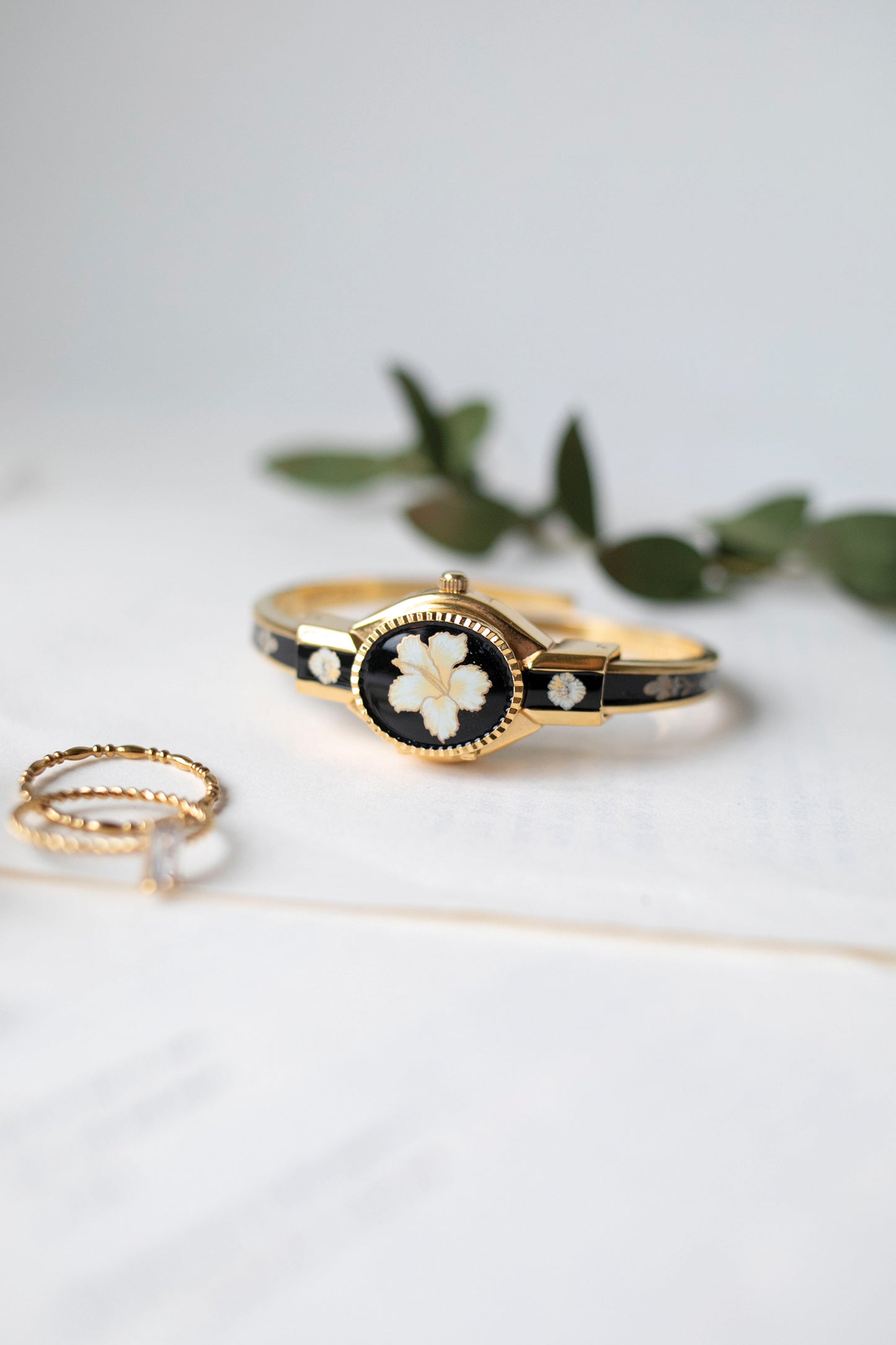 True Vintage: White Hibiscus (Peek-a-boo Flip Watch)