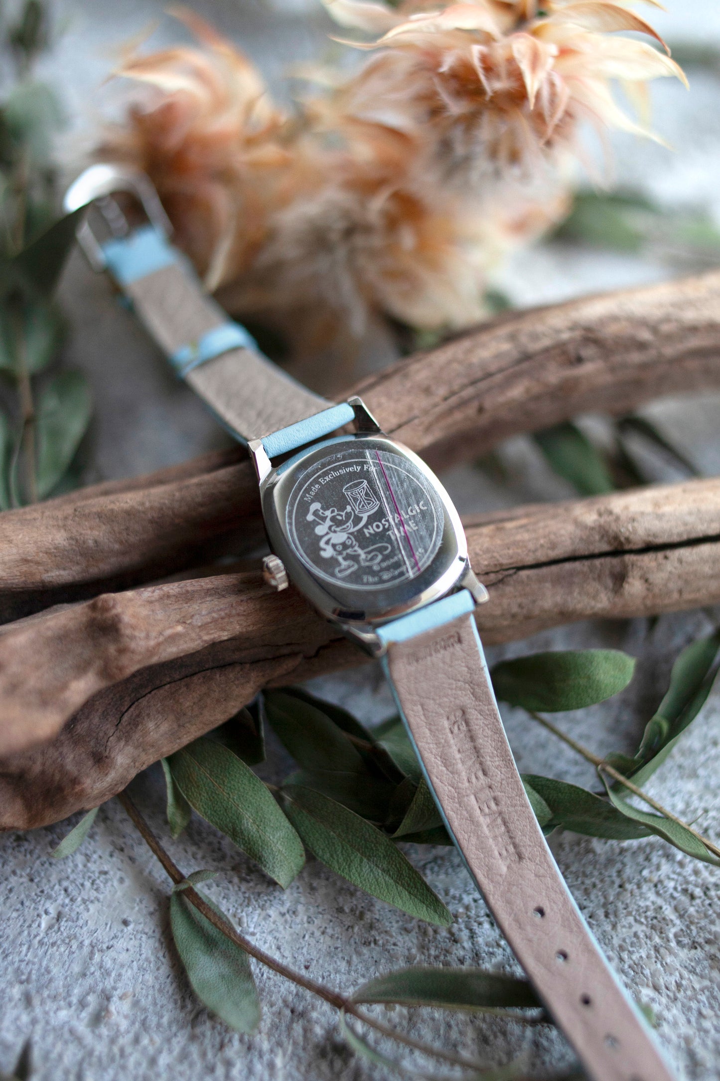 Premium Vintage: Alice in a Teacup