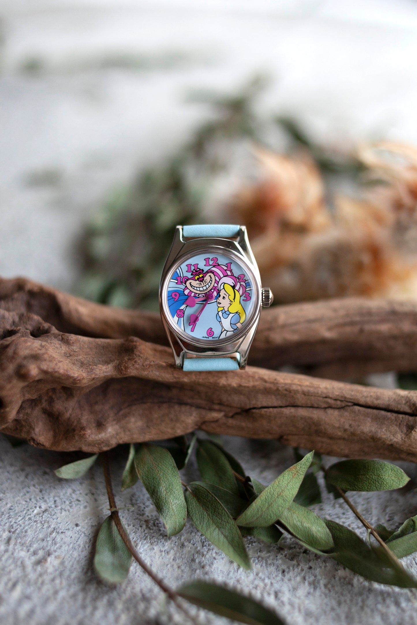 Premium Vintage: Alice in a Teacup