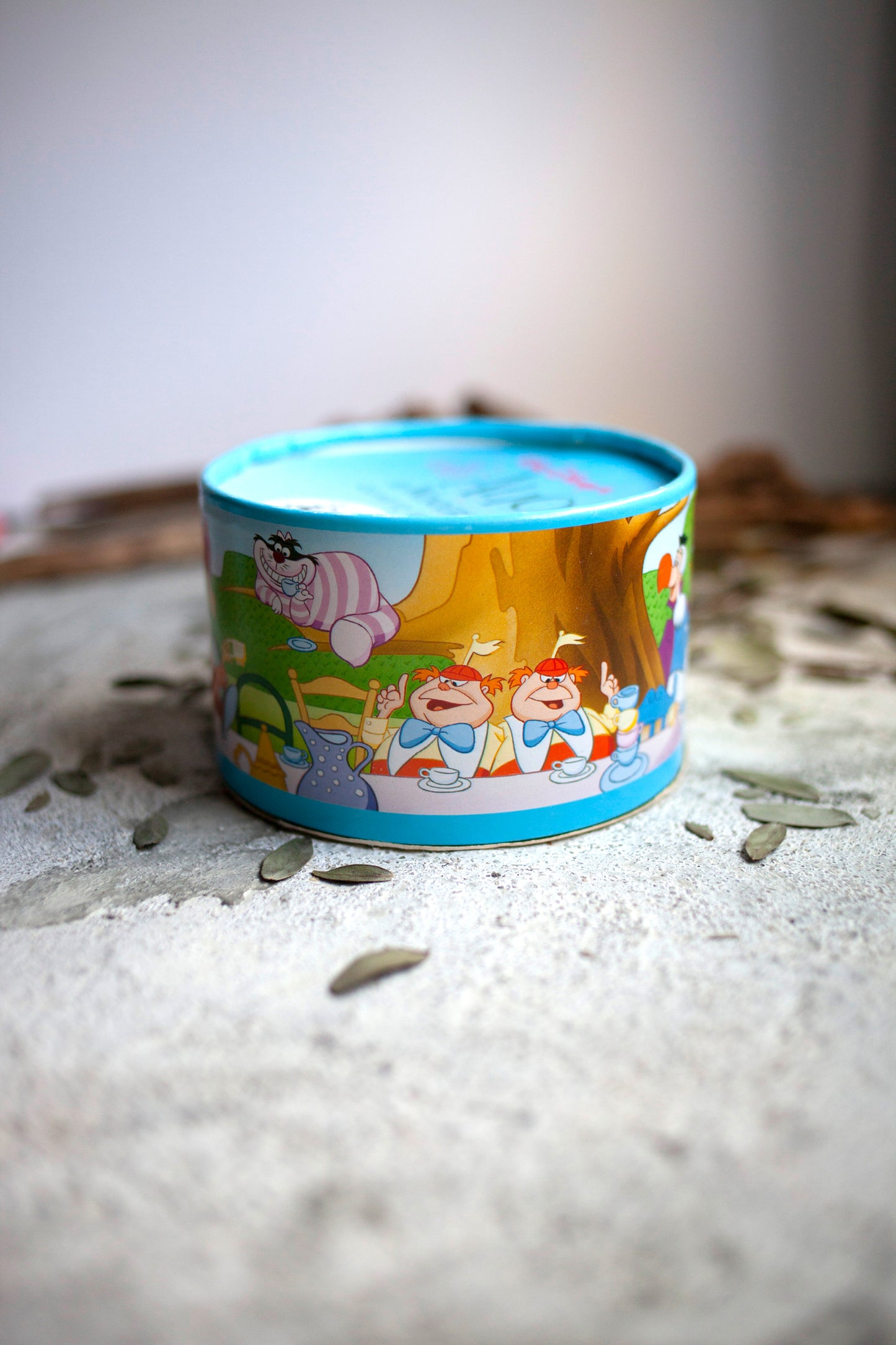 Premium Vintage: Alice in a Teacup