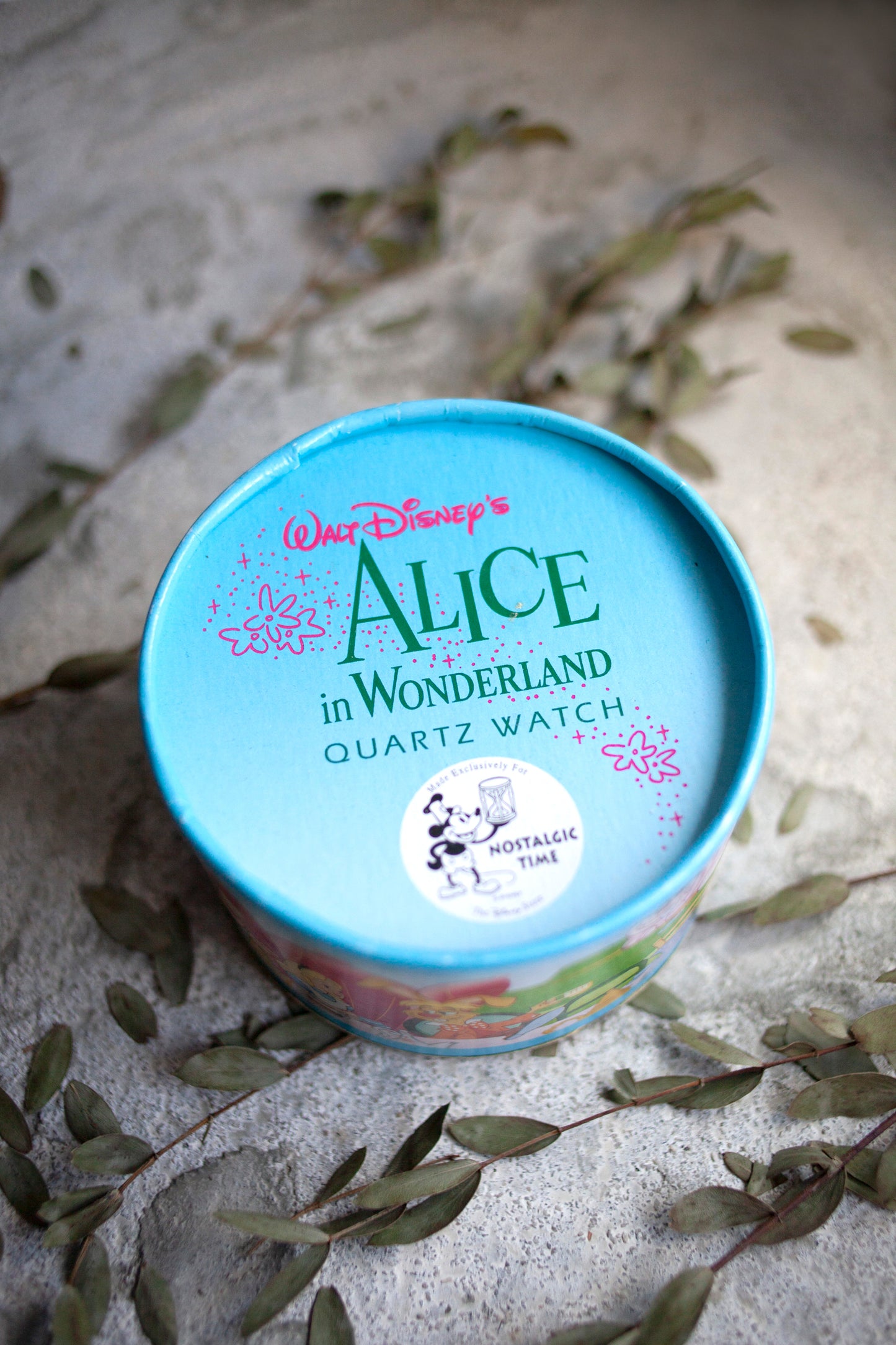 Premium Vintage: Alice in a Teacup