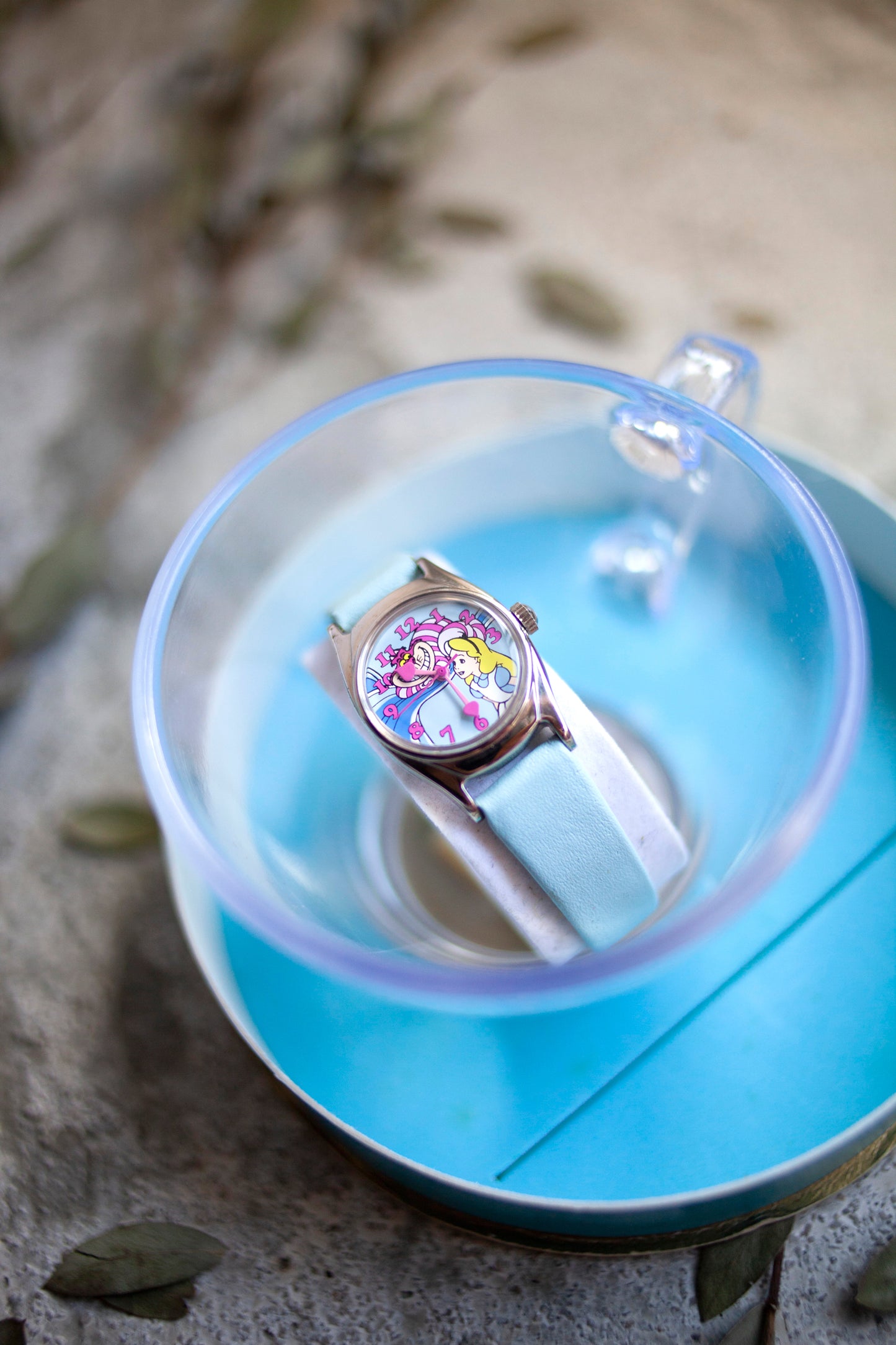 Premium Vintage: Alice in a Teacup