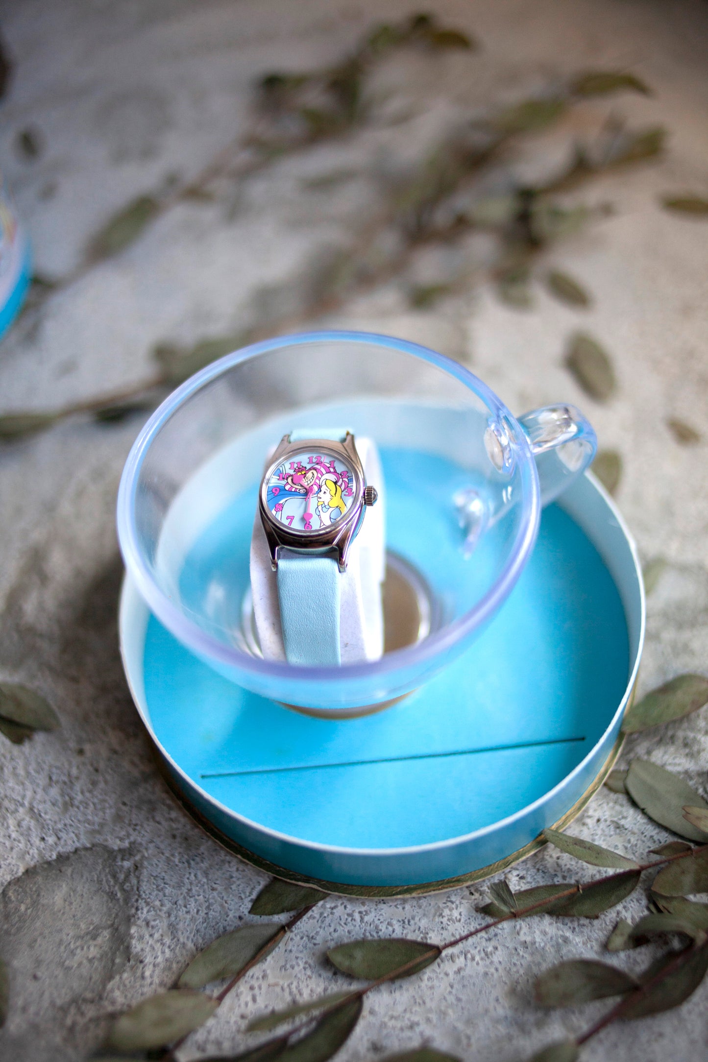 Premium Vintage: Alice in a Teacup