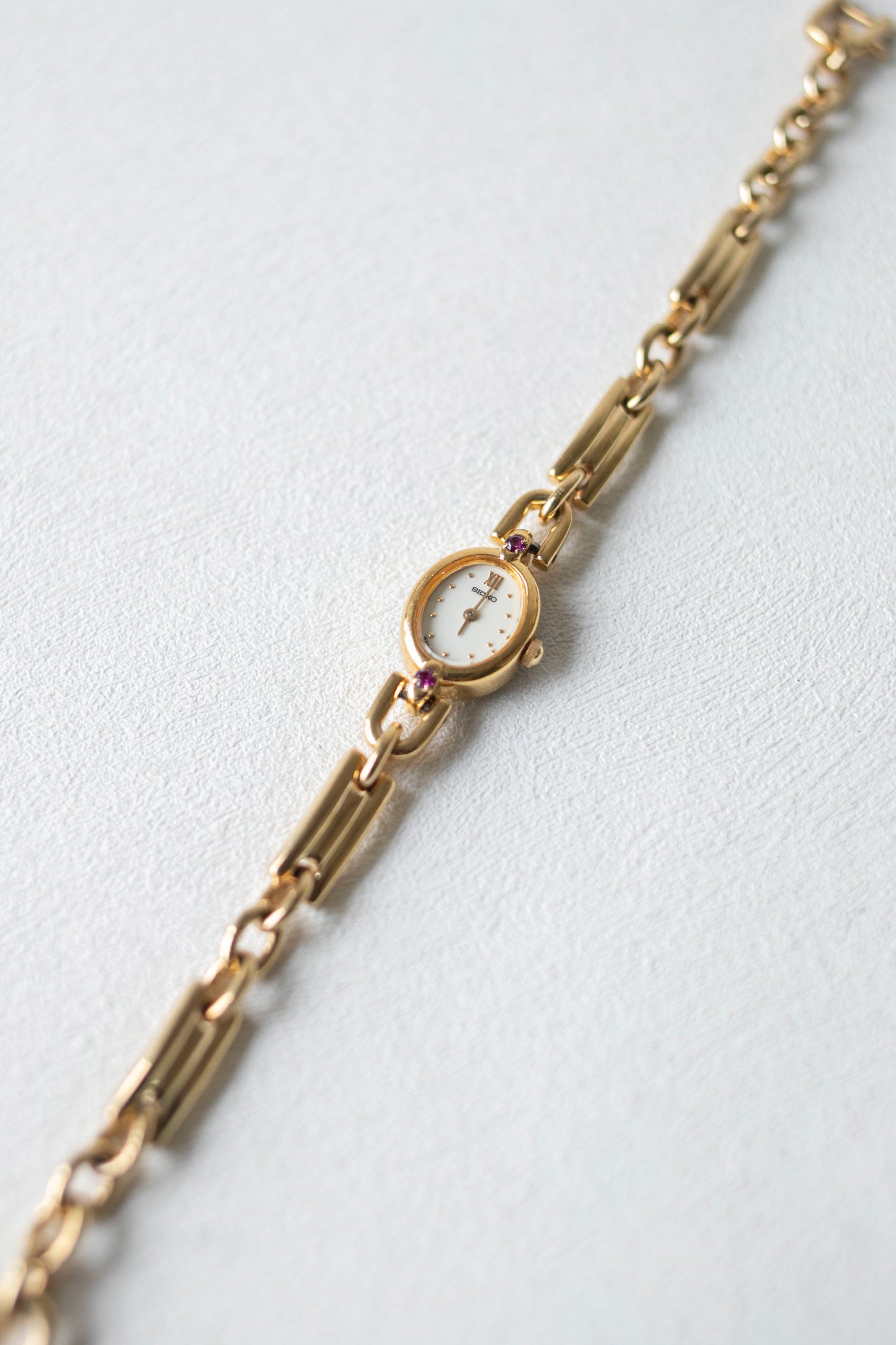 True Vintage: Seiko S227 (Gold)